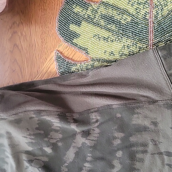 3/$12 Dark olive sweatshirt junior XL - Picture 5 of 6